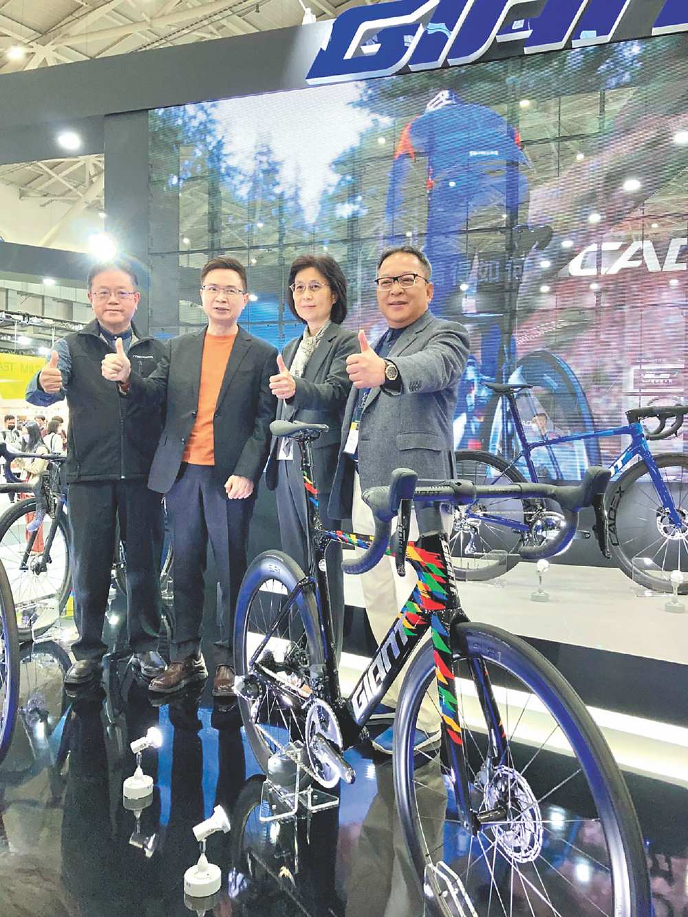 ●國際自行車展9日起於南港展覽館登場,貿協董事長黃志芳率自行車業者一起打拚,讓年出口值再成長。圖/李麗滿 image