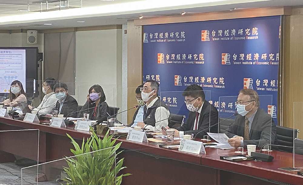 ●台灣經濟研究院31日舉辦「電信事業合併與市場競爭研究成果分享與意見交流」座談會,五家電信商齊聚與學者專家共同討論。圖/林淑惠 image