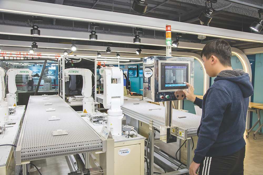 ●崑山科大除了與眾多上市櫃公司、知名企業產學合作外,校內更建置12座「類產線工廠」,為學生建構豐沛的學習資源;圖為以未來工廠概念建置的「工業4.0技術研發中心」。圖/葉圳轍 image