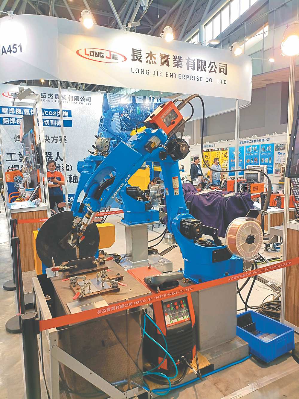 ●長杰實業(攤位號碼A451)於2022台南自動化機械展,展出多款新穎的焊接機器人及相關設備。圖/王志誠 image