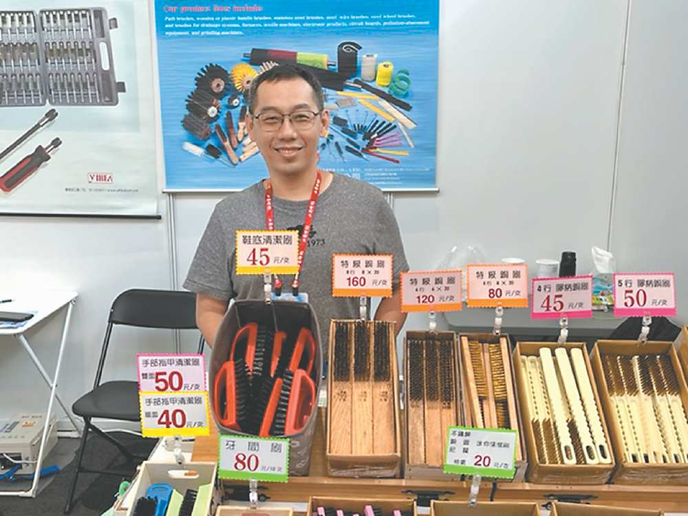 ●義發加工廠林育慶解說各種工業用刷的特性。圖/周榮發 image