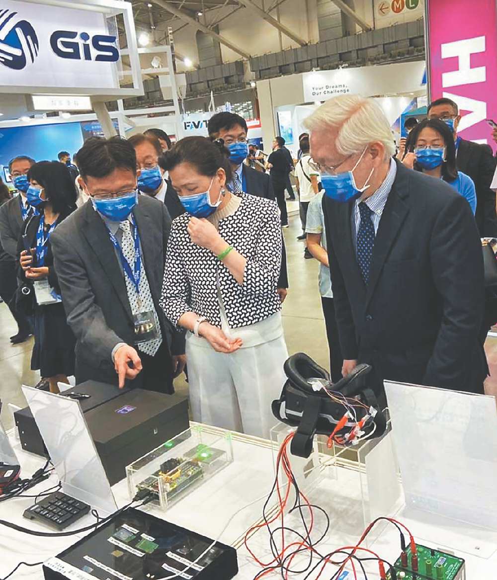 ●2022 Touch Taiwan智慧顯示展覽會中經濟部部長王美花(中)與科技部部長吳政忠(右),駐足於展示攤位前聆聽陽明交大光電系特聘教授劉柏村(左)專業介紹。圖/計畫單位提供 image