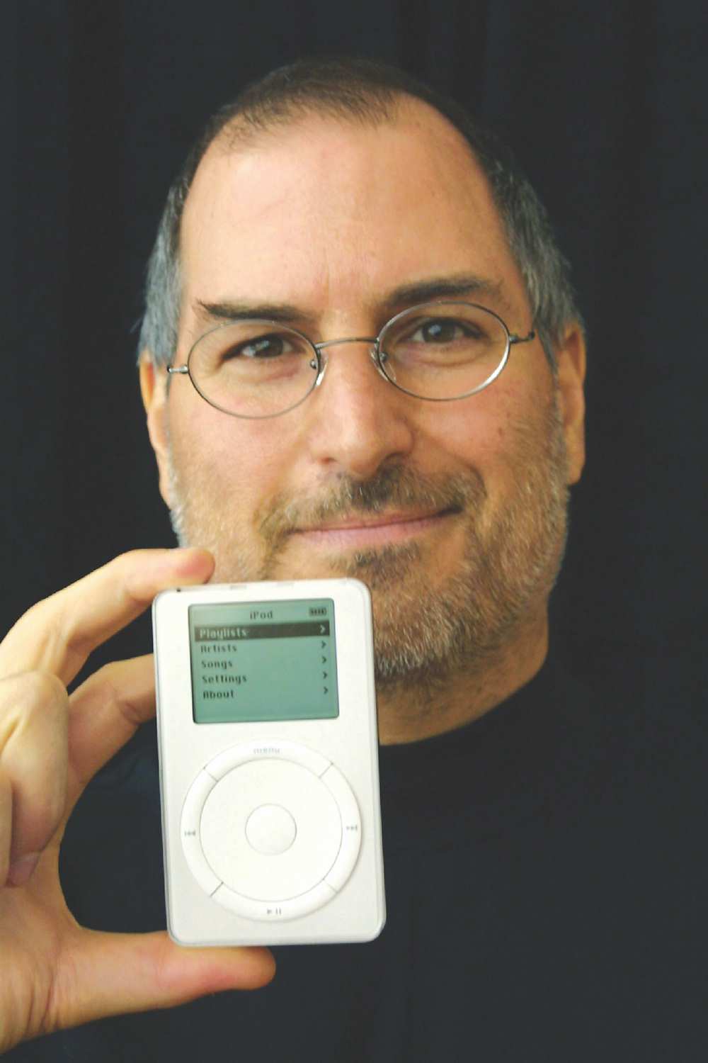 ●蘋果已故靈魂人物賈伯斯,在2001年首度展示售價400美元的iPod。圖/路透 image