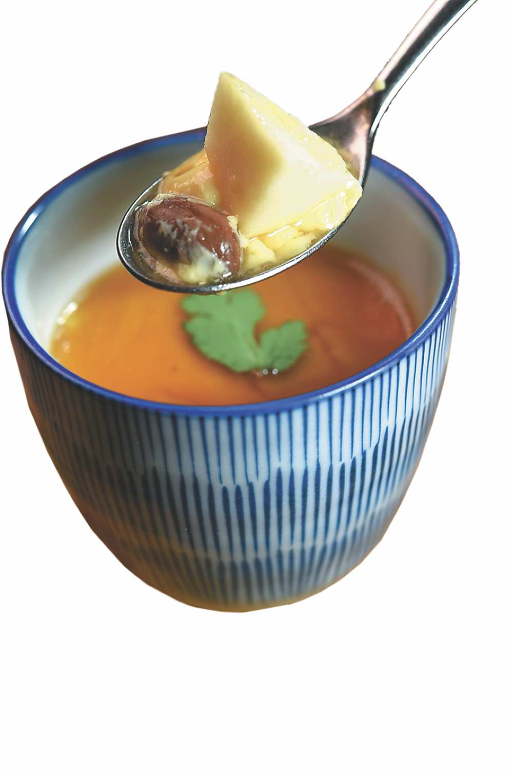 ●〈茶碗蒸〉蒸蛋內有綠竹筍、花生與毛豆,並以蔬食高湯和醬油提味。圖/姚舜 image