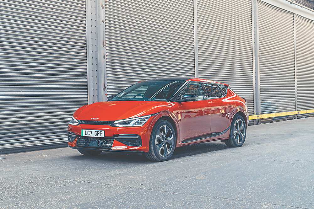 ●純電智慧跨界休旅The Kia EV6上市後屢獲國際車壇大獎,首批到港新車預定6月開始陸續交車。圖/Kia提供 image