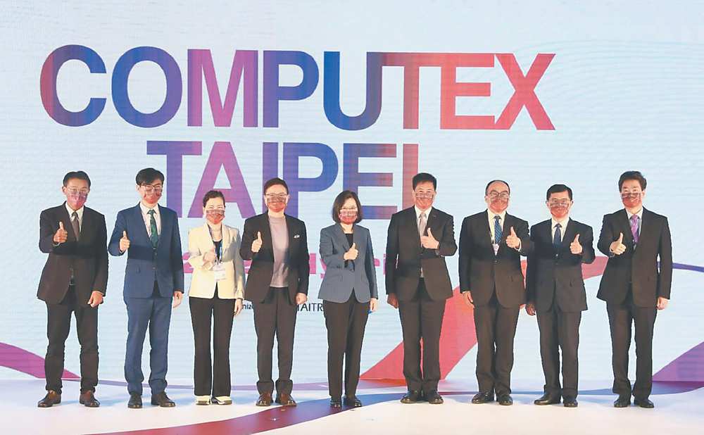 ●總統蔡英文(中)與經濟部長王美花、貿協董事長黃志芳、電腦公會理事長彭双浪及貴賓親臨開幕典禮,期勉推動產業轉型,打造科技業下一個黃金十年。圖╱貿協提供 image