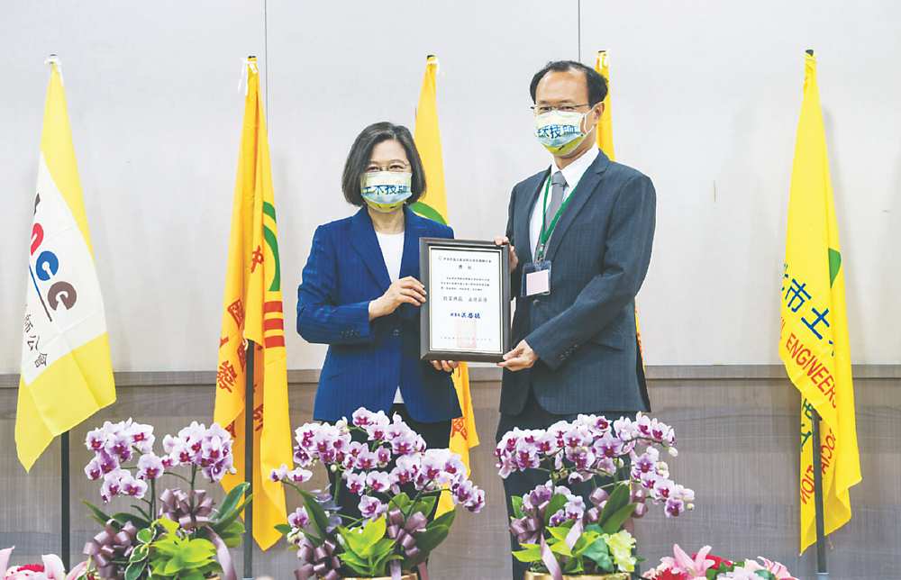 ●北科大特聘教授宋裕祺(右)接獲蔡總統頒發「土木工程教育傑出貢獻獎」。
圖/中華民國土木技師公會全聯會提供 image