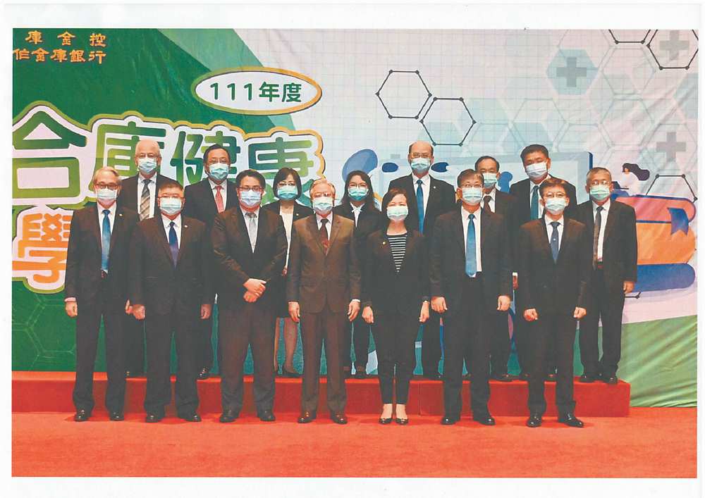 ●合庫舉辦111年度第二場健康學堂講座,邀請臺北市立關渡醫院院長陳亮恭(前排左三)分享健康理念,並與合庫董事長雷仲達(前排中)、集團首長們合影。圖/合作金庫銀行提供 image