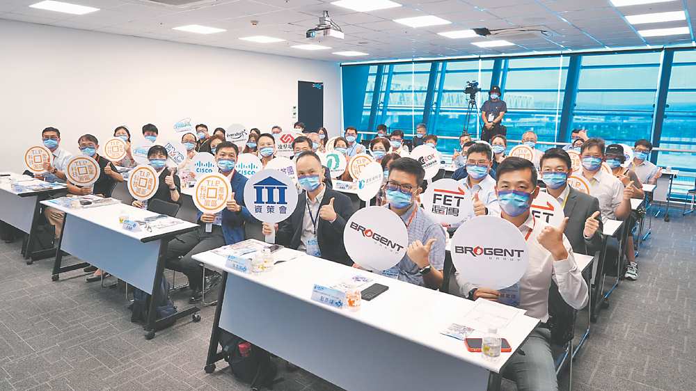 ●高軟二期今年首場台中招商座談會,28日登場,台灣思科、智崴、遠傳等知名企業參與活動,出席踴躍,並合影留念。圖/加工處提供 image