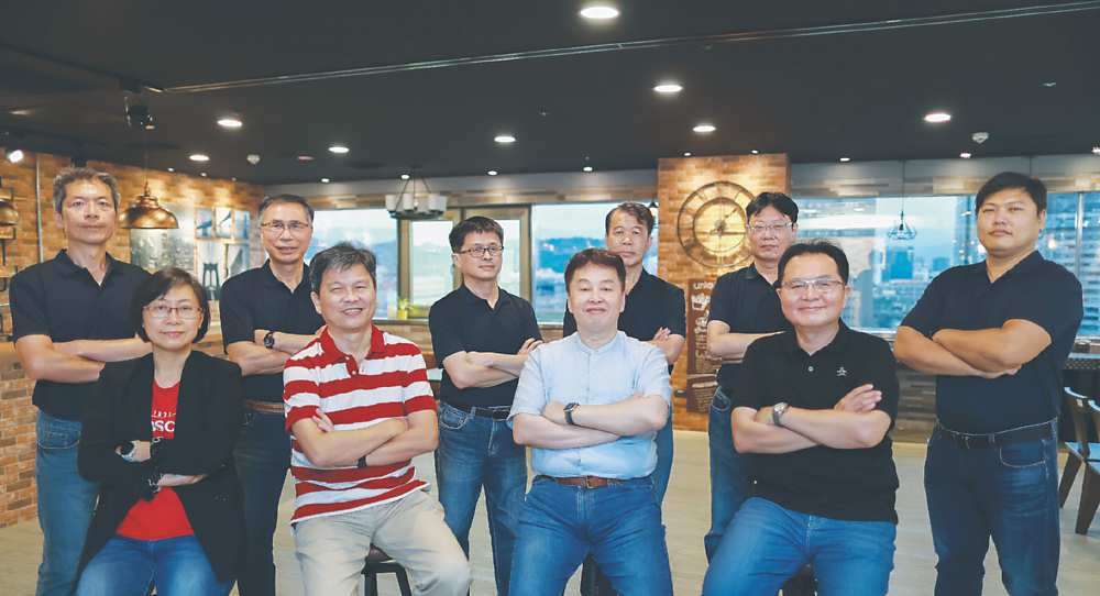 ●前排左起為資策會數位轉型研究院院長林玉凡、資策會副執行長楊仁達、資策會執行長卓政宏、資策會副執行長蕭博仁。後排為新捷能資訊股份有限公司團隊,後排左三為總經理梁敏雄。圖/資策會提供 image