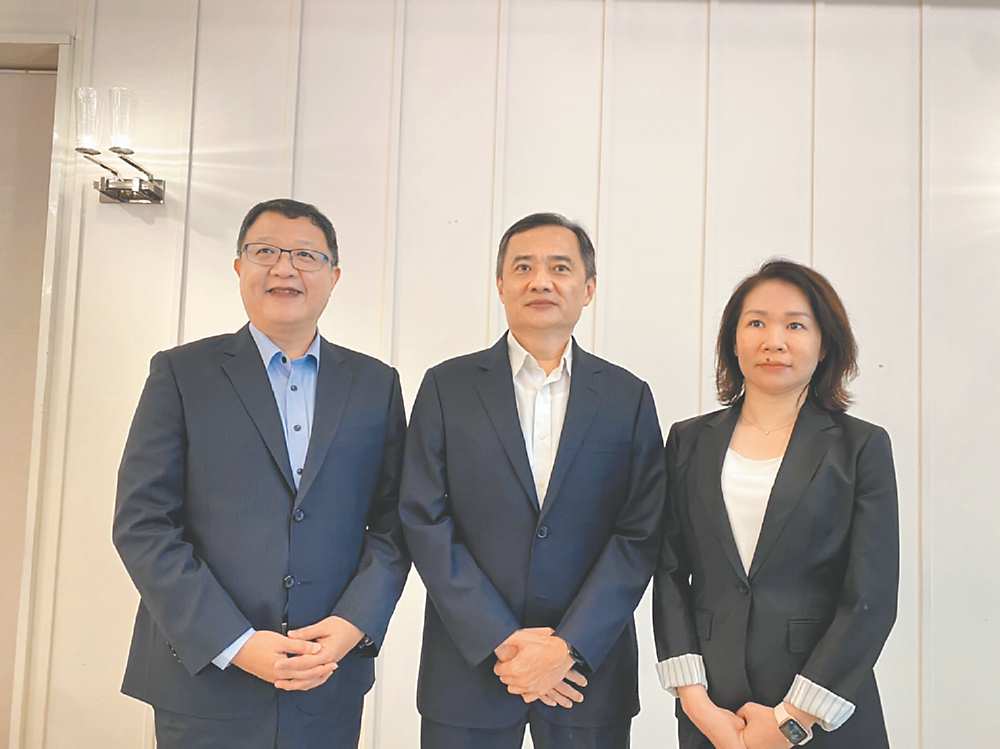 ●圖為伊雲谷執行長蔡佳宏(左起)、董事長林啟雄、雲端事業單位總經理林儀。圖/劉季清 image
