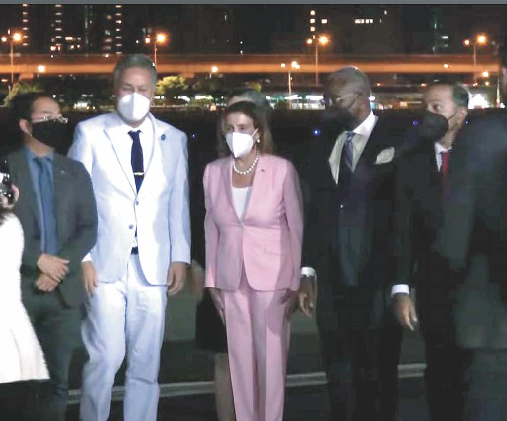 ●美國眾議院議長裴洛西穿著粉紅色套裝,2日晚間10點44分抵達台北松山機場。圖/外交部直播 image