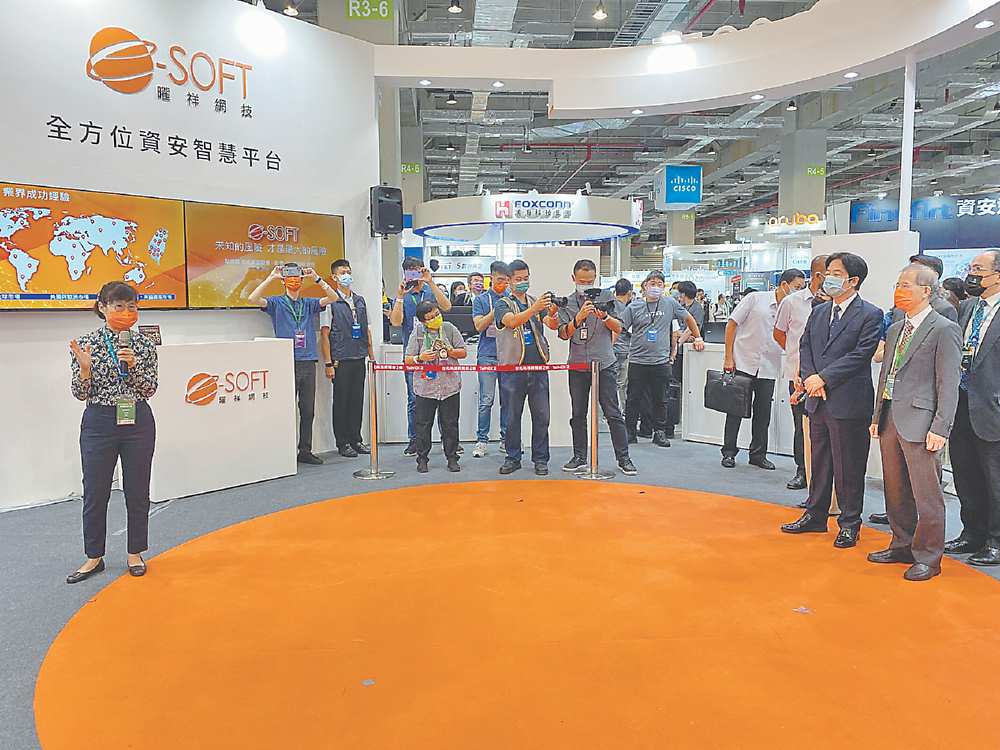 ●副總統賴清德於21日蒞臨臺灣資安大會,參觀具代表性的本土廠商展位,其中,曜祥網技由總經理張錦祥親自接待,協理郭姿良介紹公司發展歷程及產品特色。圖/曜祥網技提供 image