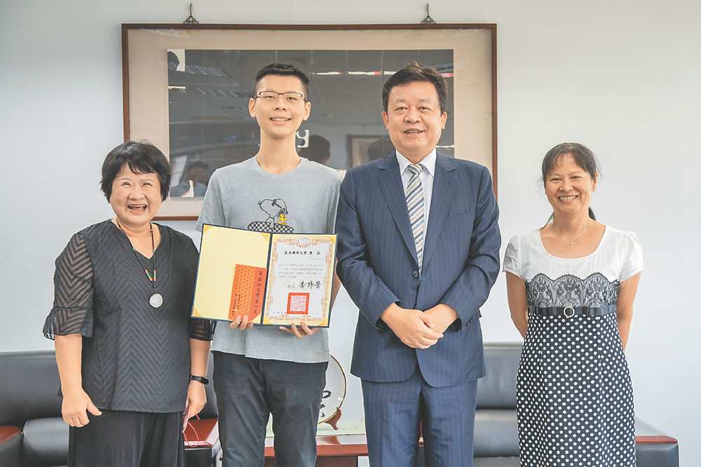 ●校長李孫榮(右二)、葉鴻(左二)以及院長、系主任合影。圖/周榮發 image