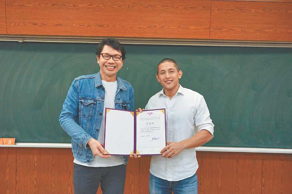 ●清大經濟系老師洪嘉駿(左)代表學校致贈感謝狀給吳怡農(右)。圖/業者提供 image