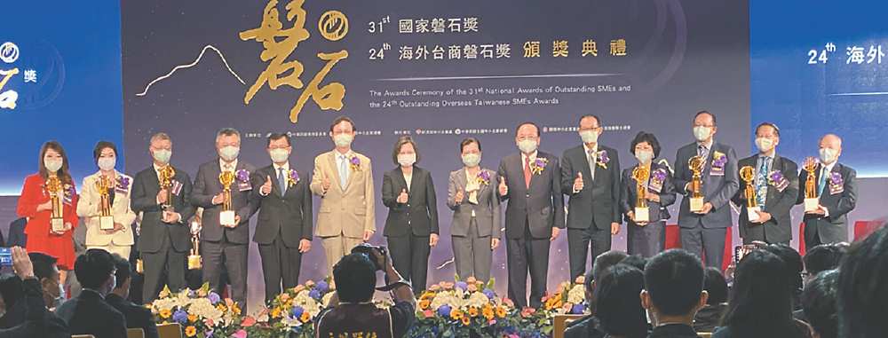 ●蔡總統及經濟部長王美花、中小企業處處長何晉滄、全國中小企業總會理事長李育家、僑委會委員長童振源、世界台商總會總會長黃行德,與得獎企業代表合影。圖╱陳宗慶 image