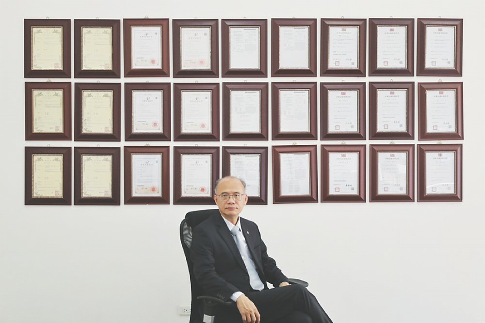 ●台灣氣凝膠董事長陳建宏教授在國內外發明專利牆前。圖/周榮發 image