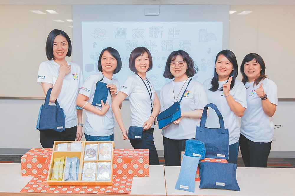 ●民眾透過小額捐款支持,即可獲得時尚又環保的丹寧禮品。圖/新光人壽提供 image