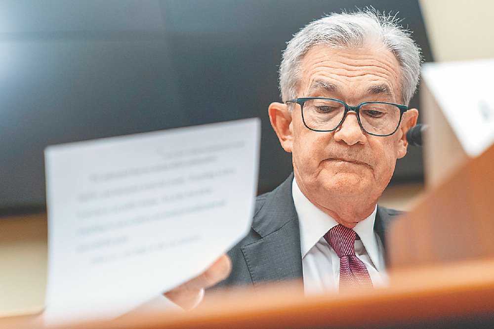高盛16日發布最新報告指出,美國聯準會(Fed)11月例會不太可能調升利率。圖為聯準會主席鮑爾。圖/美聯社 image