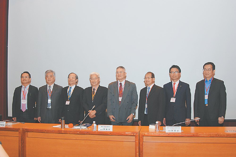 ●台灣法學基金會16日舉辦「經濟刑法空白授權與人權保障研討會」,出席貴賓中正大學財經法律學系教授黃俊杰(左起)、任遠國際法律事務所主持顧問律師闕銘富、台灣法學基金會董事長謝哲勝、台大法律學院教授廖義男、台大國發所教授陳顯武、恆業律師事務所資深顧問鄭小康、眾博法律事務所主持律師許兆慶、恆英法律事務所所長朱敏賢。圖/主辦單位提供 image