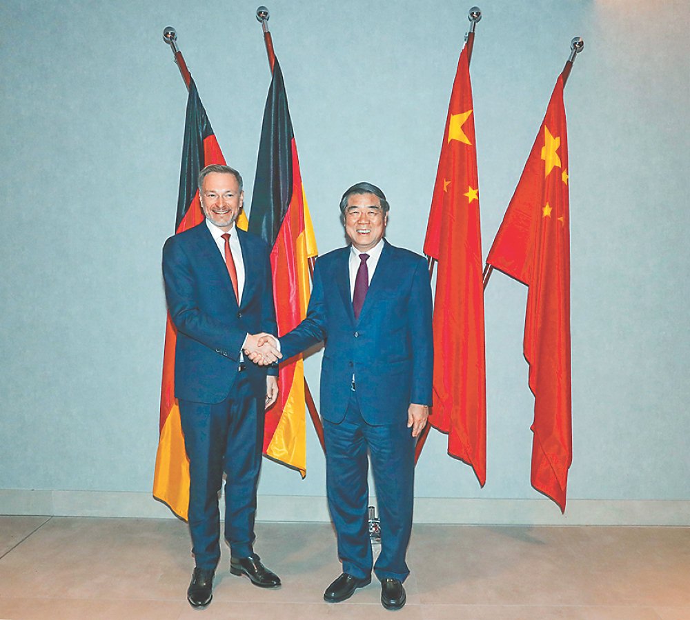 ●第三次中德高級別財金對話1日在德國舉行,本次對話由德國財長林德納(Christian Lindner)(左)和中國國務院副總理何立峰共同主持。圖/新華社 image