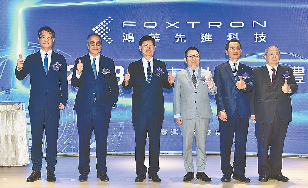 ●鴻華先進20日於創新板上市,鴻華先進董事長劉揚偉(左三)、副董事長左自生(左二)、總經理李秉彥(左一)及證交所董事長林修銘(右三)等出席上市儀式。圖/王德為 image
