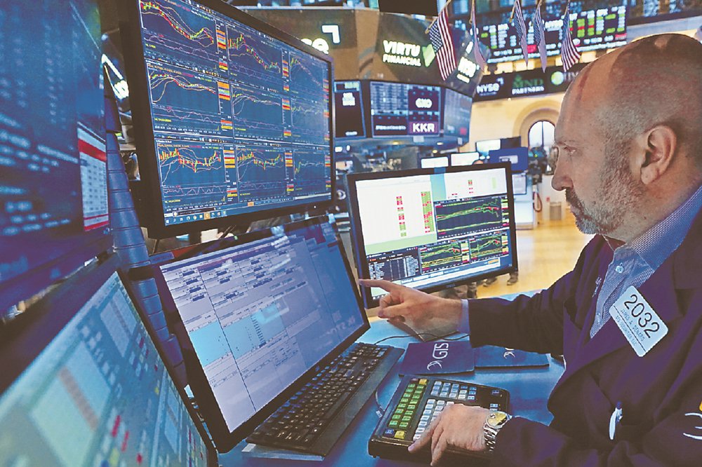 據美銀最新統計,過去一周投資級與非投資級債持續迎來資金淨流入,其中非投資級債單周淨流入29.8億美元,與前周相同仍為債市中動能較強者。圖/美聯社 image