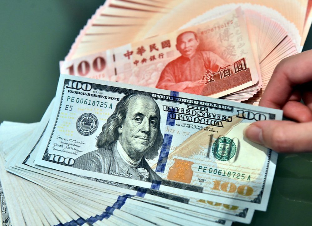 原本依據公式,新台幣與美元保單可能不升息,但保發中心昨日意外建議美元升3碼,最高拉到3%,讓壽險業者嘩然。圖/本報資料照片 image