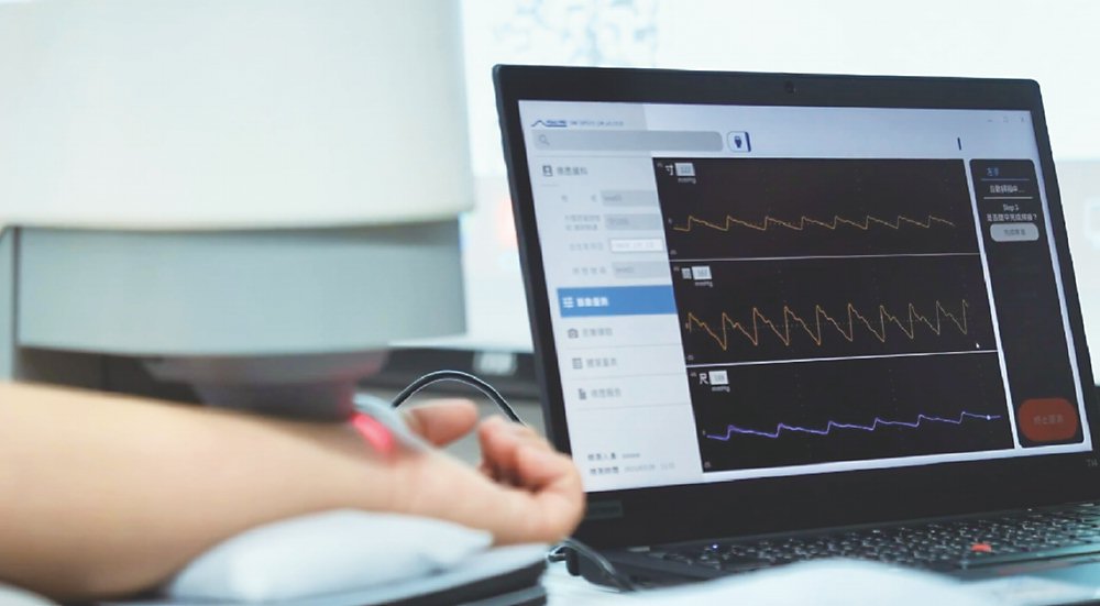 ●友達耘康以高解析與擬真的顯示技術,將其應用於中醫檢測,提供「中醫數位化檢測方案」,使傳統中醫檢測結果數據化與視覺化。圖/友達提供 image