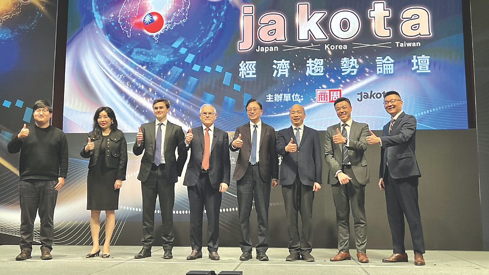 ●商周集團副總經理吳修辰(右一)、JAKOTA Index Portfolio創辦人暨董事長Dr. Rory Knight(右五)、前高雄市長韓國瑜(右三)、桃園市長張善政(右四)和講者出席JAKOTA經濟趨勢論壇。圖/黃台中 image