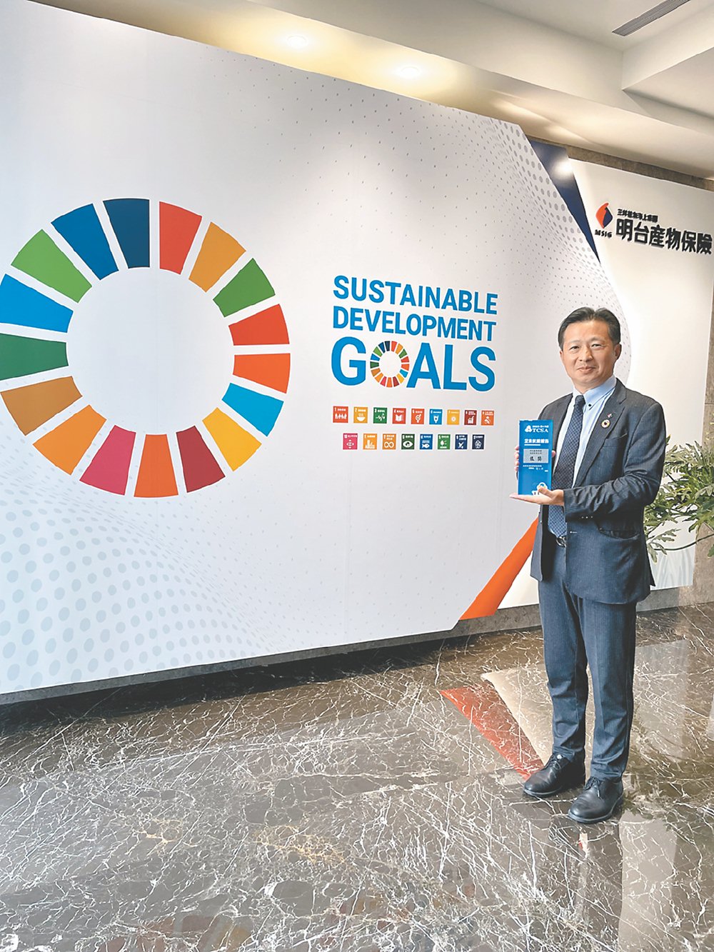 ●明台產險總經理陳嘉文與獎牌合影。圖/明台產險提供 image