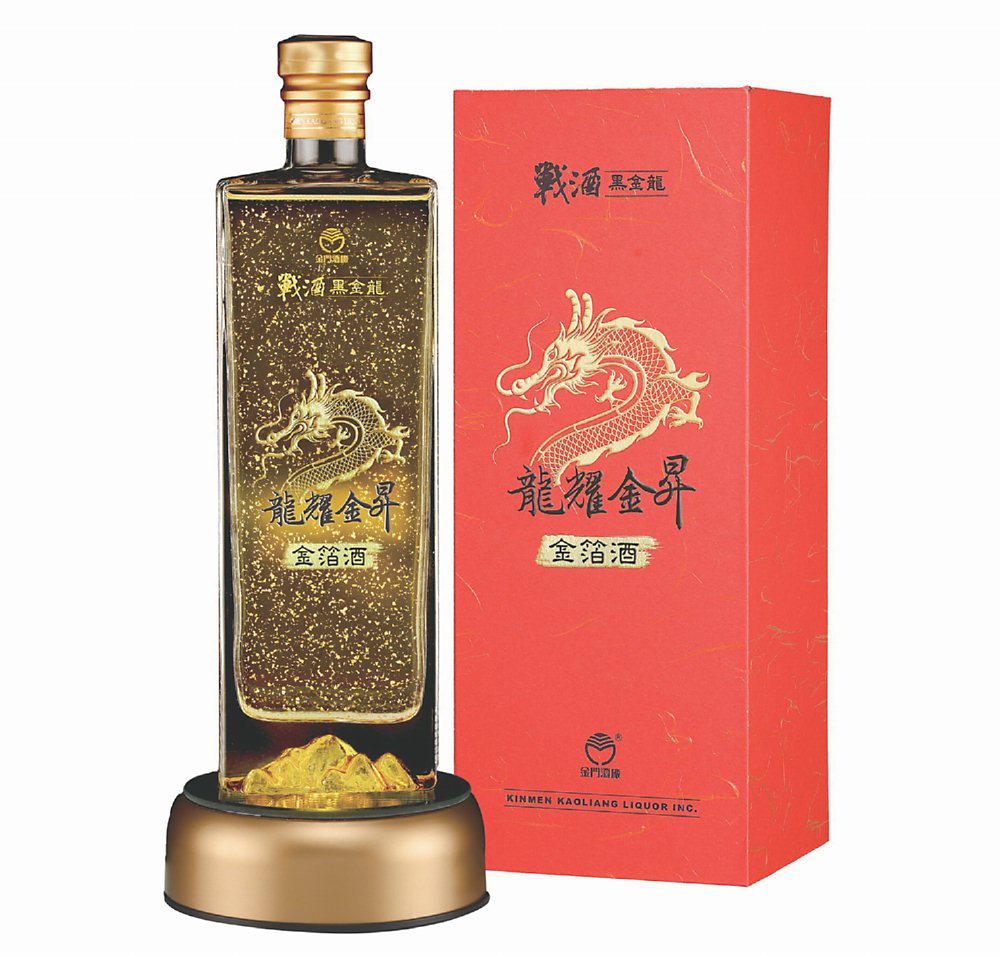 高貴不貴!迎接龍年送上滿滿的祝福,戰酒黑金龍「龍耀金昇金箔酒」限量推出,堅持使用最高品質、是台灣唯一使用9999純金食用級的汽化式金箔的金箔酒,限量1萬2千瓶,12月18日起於全台全家便利商店及菸酒專賣店開始預購。
圖/業者提供 image