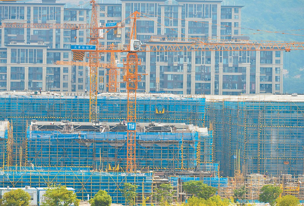 大陸官方持續挽救房市,於11月中旬一錘定音,大幅鬆綁房企融資政策,隨後更起草紓困「白名單」,促陸銀加大對房企的貸款投放力度。圖/中新社 image
