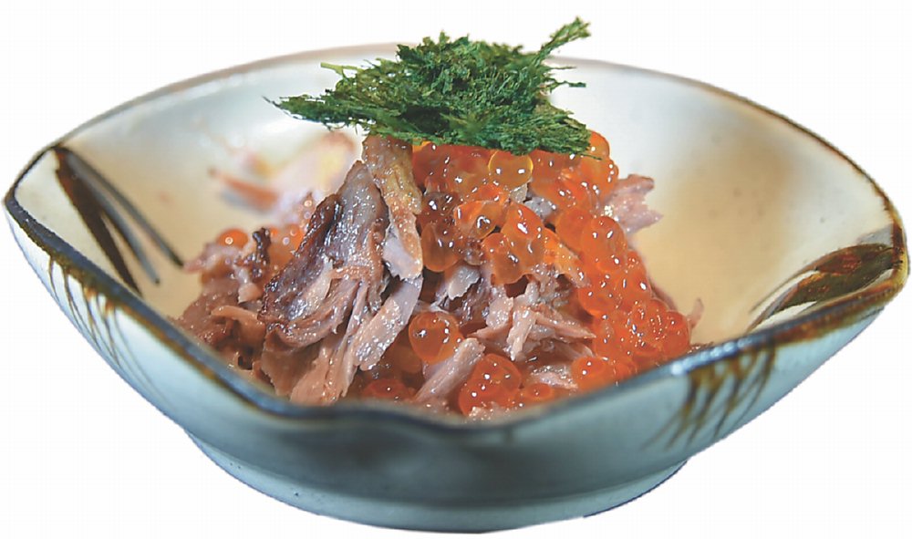●〈黑鮪胸鮨丼飯生津子〉是以黑鮪魚胸鮨肉絲搭配生津子，並用了青森海苔提味。圖／姚舜