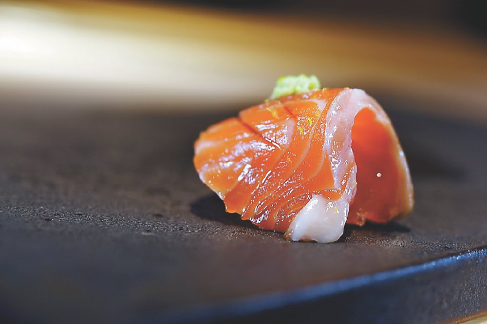 ●〈琵琶鱒〉是產自滋賀縣的名貴魚鮮，資深饕客認為品味這種肉質緊實鮮甜的魚，以生魚片最美味。圖／姚舜