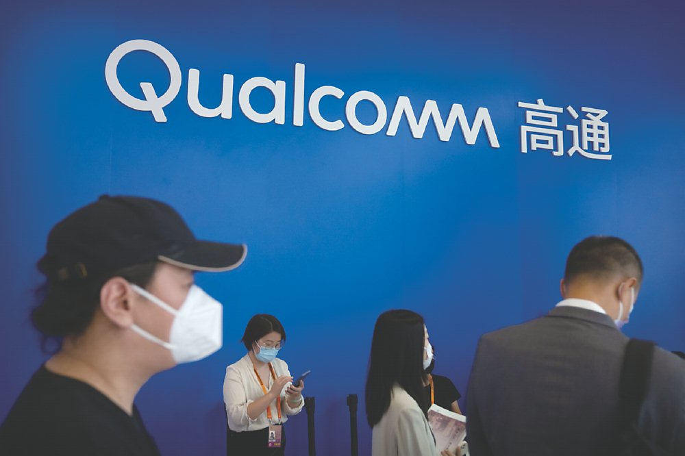 高通(Qualcomm)繼去年推出Snapdragon X Elite PC處理器,以AI實力直接挑戰蘋果與英特爾同級產品後,在MWC 2024更一口氣推出75個可供開發商快速導入的AI模型庫。圖/美聯社 image