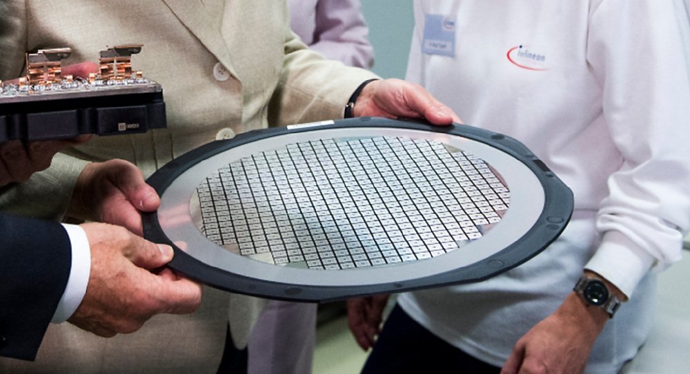 台股可望站上萬九,推波高股息四大天王及半導體主題,成為今年來ETF申購最受青睞的標的。圖/美聯社 image