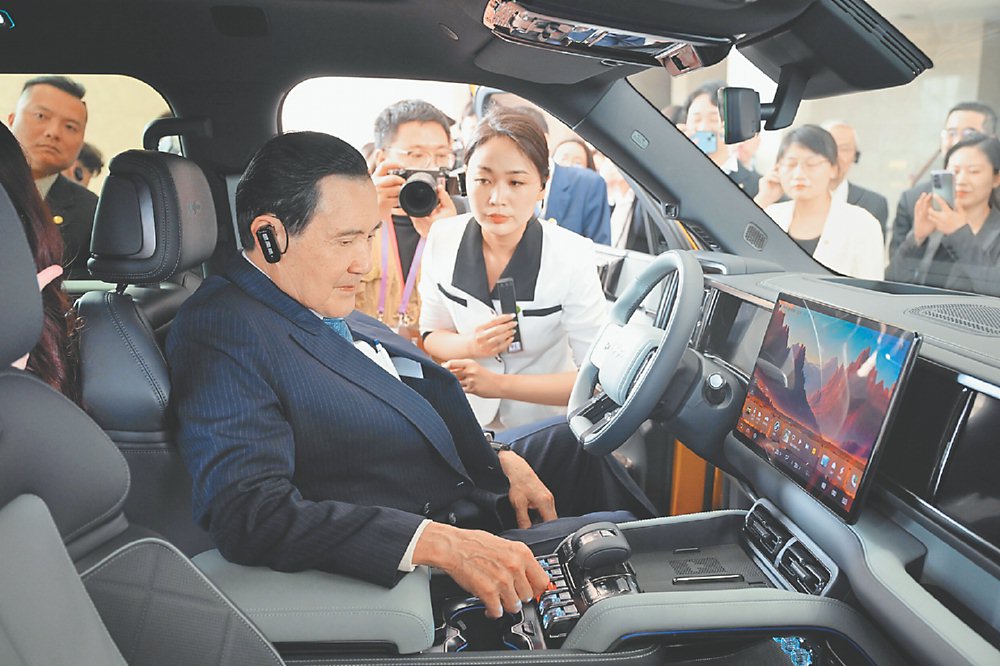 ●前總統馬英九訪陸,2日上午參訪深圳大陸電動車龍頭比亞迪。圖/新華社 image