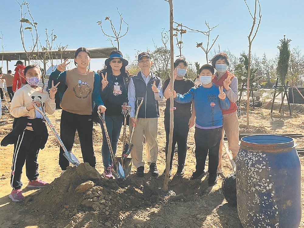 ●雲嘉南濱海國家管理處許宗民處長表示,參與此活動深具環境教育意義,引導學童懂得珍惜及保護生態,為環境盡一份心力。圖/交通部觀光署雲嘉南濱海國家風景區管理處提供 image