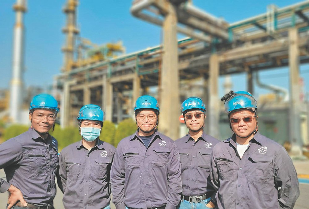 ●總經理李秉鴻(中)帶領專業團隊,提供客戶精準有效的管線非破壞檢測服務。圖/凱德威提供 image