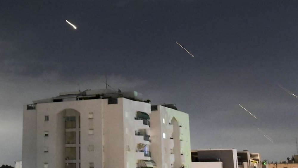 伊朗發動無人機、導彈和火箭彈報復以色列,以色列防禦系統啟動攔截。圖/美聯社 image