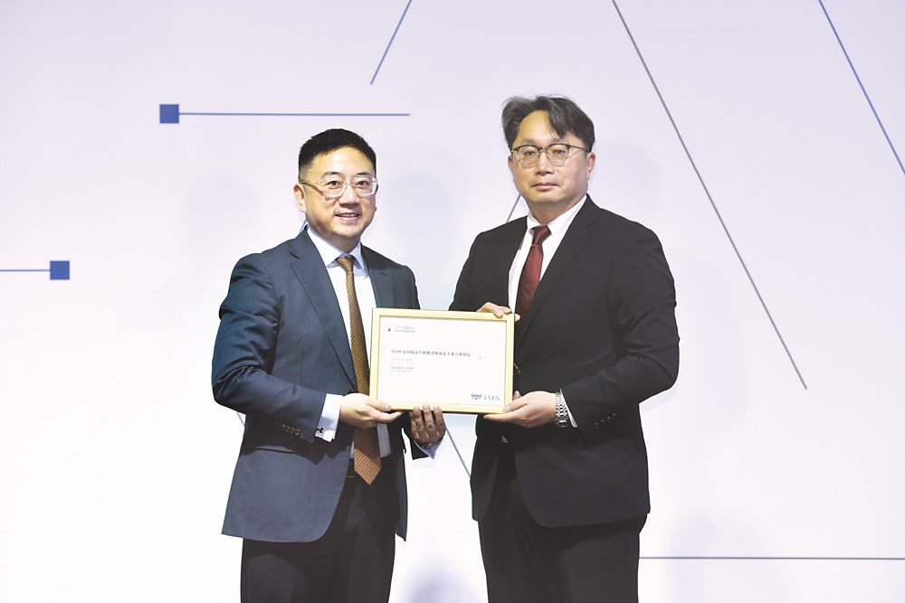 保德信總經理梅以德(左)出席Lipper理柏台灣基金獎。圖/顏謙隆 image