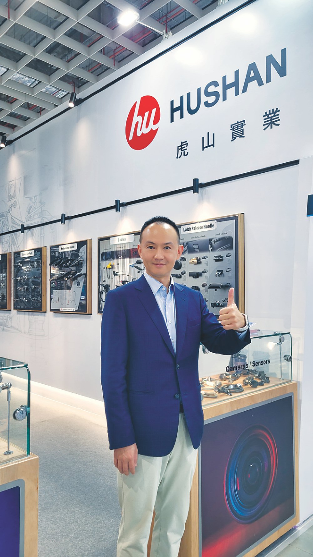 ●董事長陳映志率領研發團隊,於台北國際車電展,特別展出與美國安森美影像晶片合作,領先同業開發的800萬畫素車用鏡頭。圖/利漢民 image