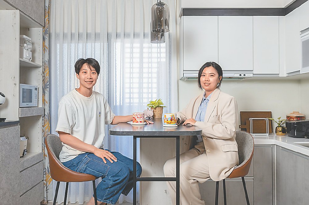 ●歐德設計師余相穎(右)完美客製化,排球國手皮皮曾琬羚(左)的家,15坪小宅神放大。圖/歐德提供 image