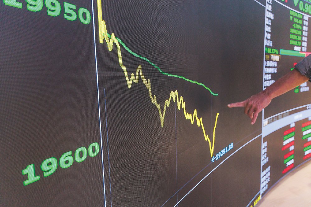 台股22日資金匯集傳產股,具原物料價格攀高、危老重建、抗通膨等題材的傳產股閃金光,上市傳產股成交值占比突破四成到40.63%,是2023年1月5日以來最高。圖/本報資料照片 image