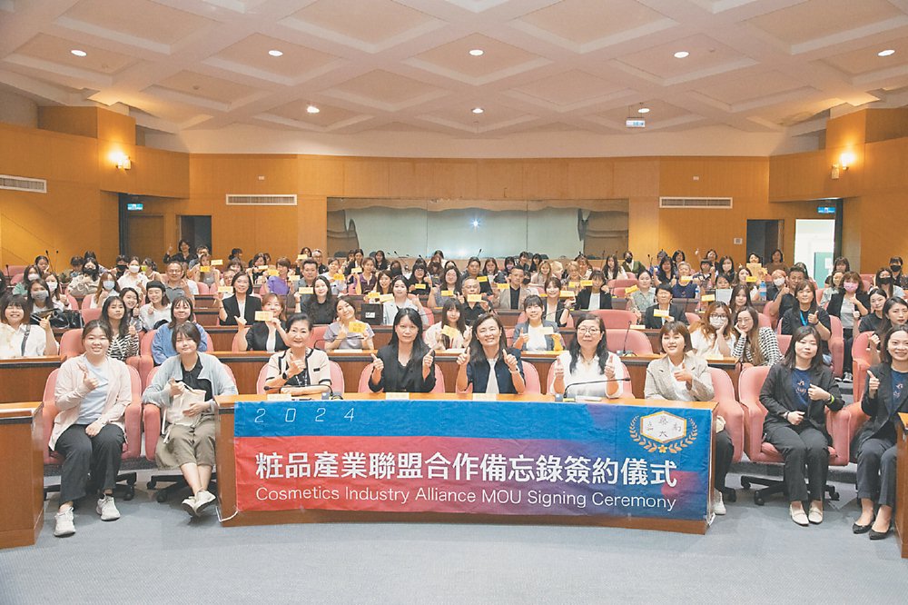 ●嘉藥粧品系與39家企業簽署合作備忘錄。   圖文/周榮發 image