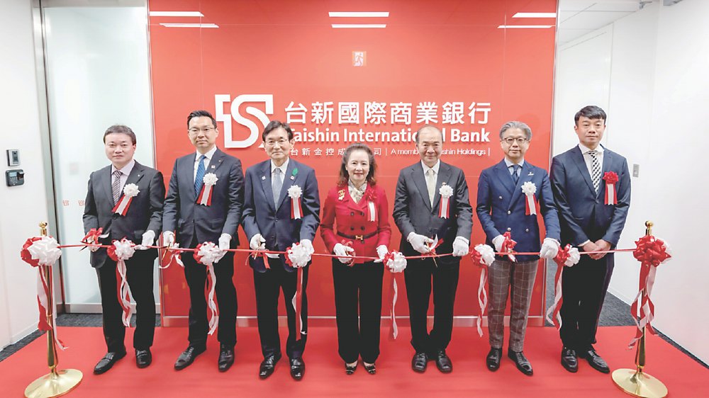 ●台新銀行日本福岡支行舉行開業剪綵儀式,台日官員出席恭賀。圖/台新銀行提供 image