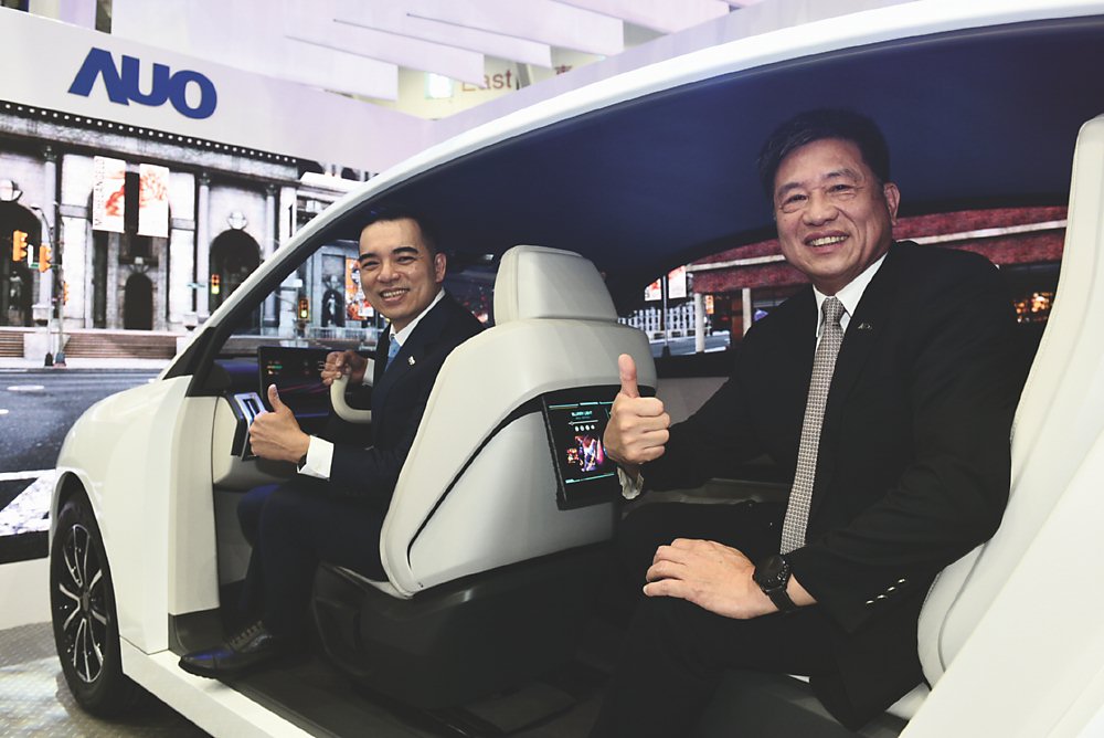「2024 Touch Taiwan」24日舉行,友達董事長彭双浪(右)及執行長柯富仁(左)共同展示新品。圖/顏謙隆 image