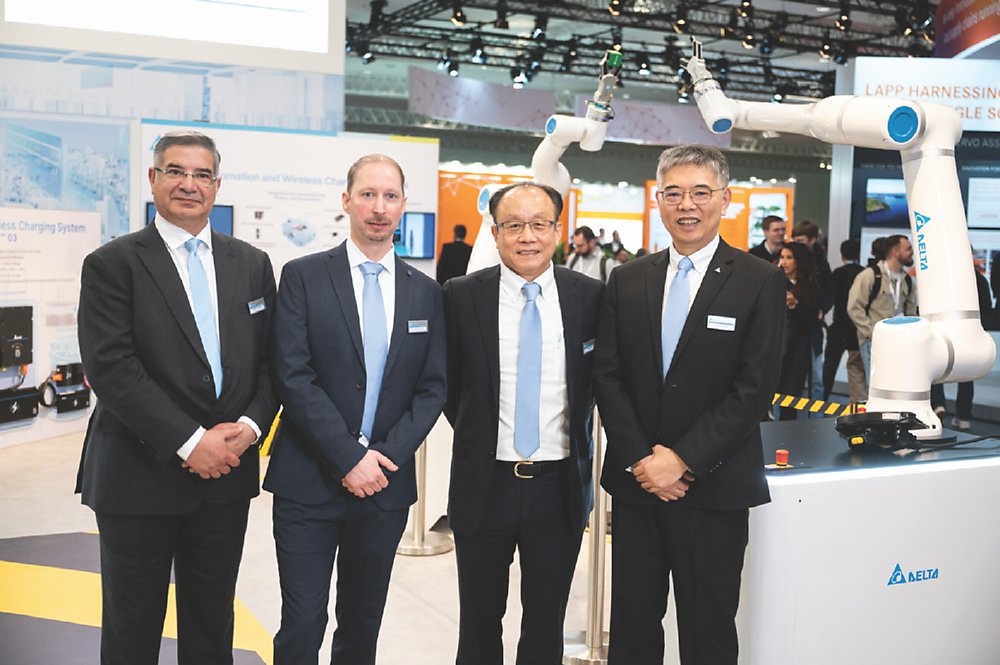 台達於2024漢諾威工業展展出智能製造與低碳交通解決方案。左起台達EMEA區總裁暨總經理Dalip Sharma、EMEA區機電事業群資深總監Michael Mayer-Rosa、EMEA區機電事業群副總裁Tim Lee及全球事業營運執行副總裁尹鏇博,共同發表台達D-Bot系列協作型機器人。圖/台達提供 image