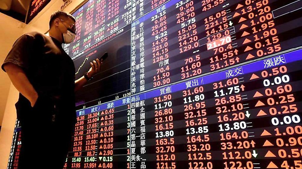 台股24日強漲532點,由台積電、AI與半導體等主流族群回神領軍,含「積」量高、科技股含量高及市值型的ETF漲勢驚人,帶動投資人爭買ETF榮景再起。圖/本報資料照片 image